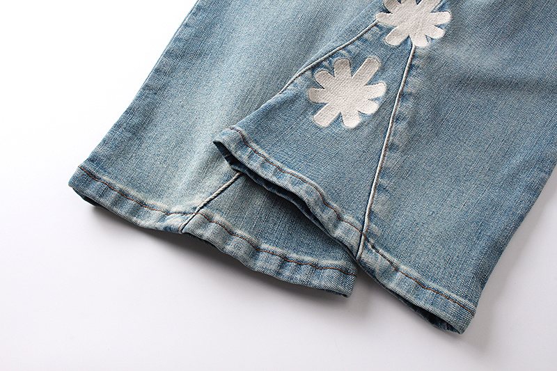 LOSTSHDWS Light Blue Daisy Applique Flared Jeans ¡ª detail