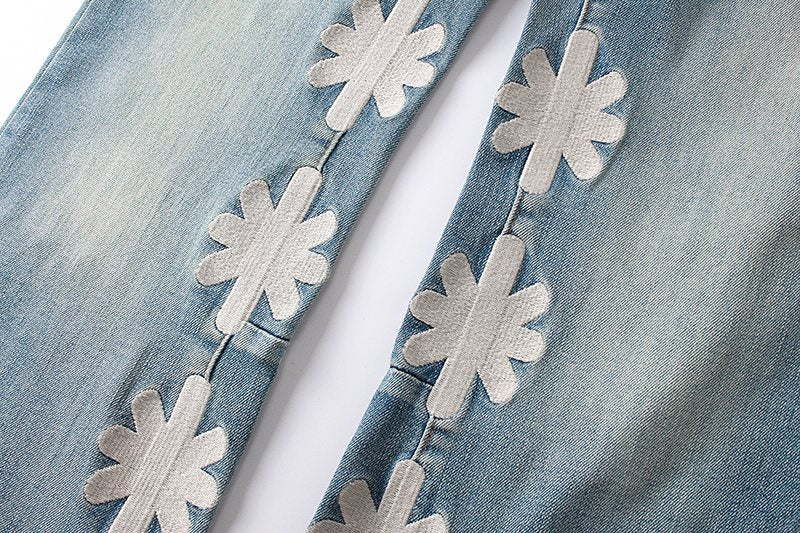 LOSTSHDWS Light Blue Daisy Applique Flared Jeans ¡ª detail