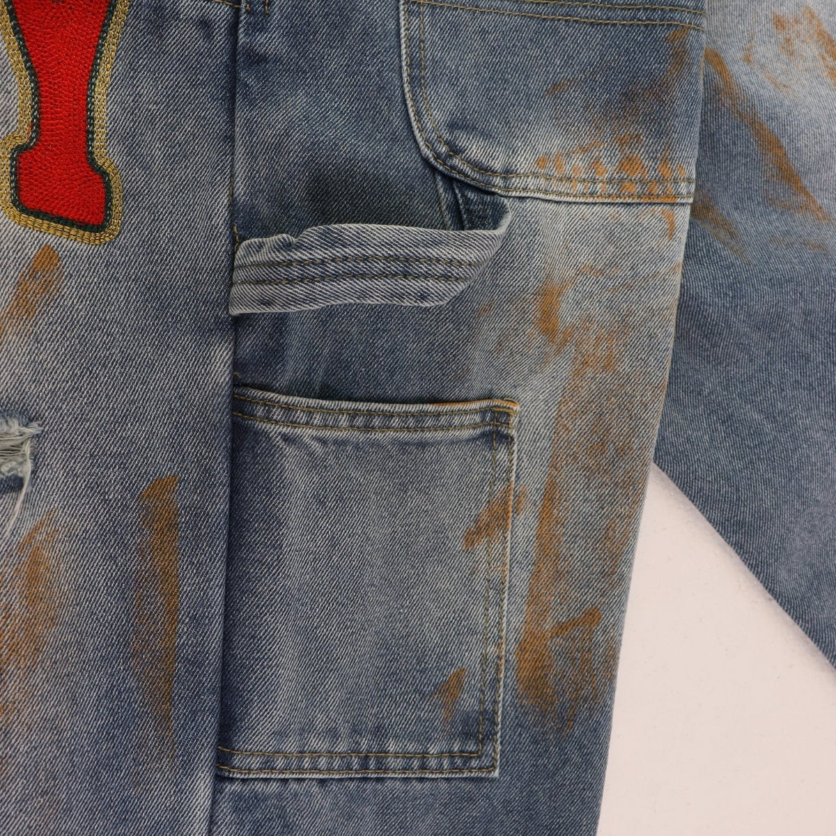 VALLEY Distressed Appliqu¨¦ Cargo Jeans ¡ª detail