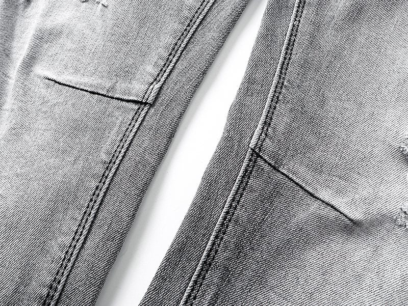 R+A Gray Graphic Detail Distressed Jeans ¡ª detail