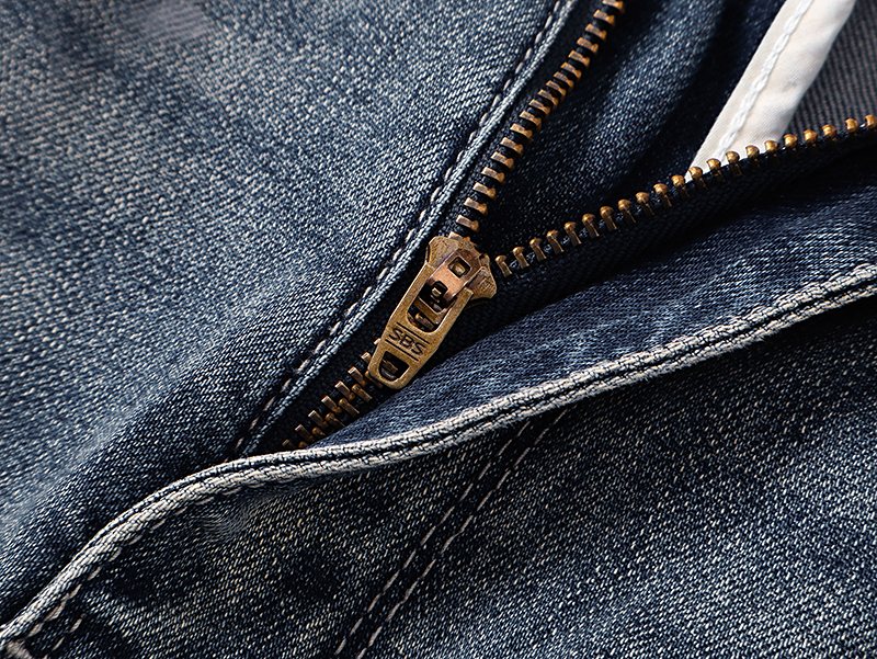 R+A Washed Distressed Graphic Jeans ¡ª detail