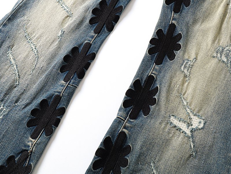 LOSTSHDWS Floral Applique Flared Jeans ¡ª detail